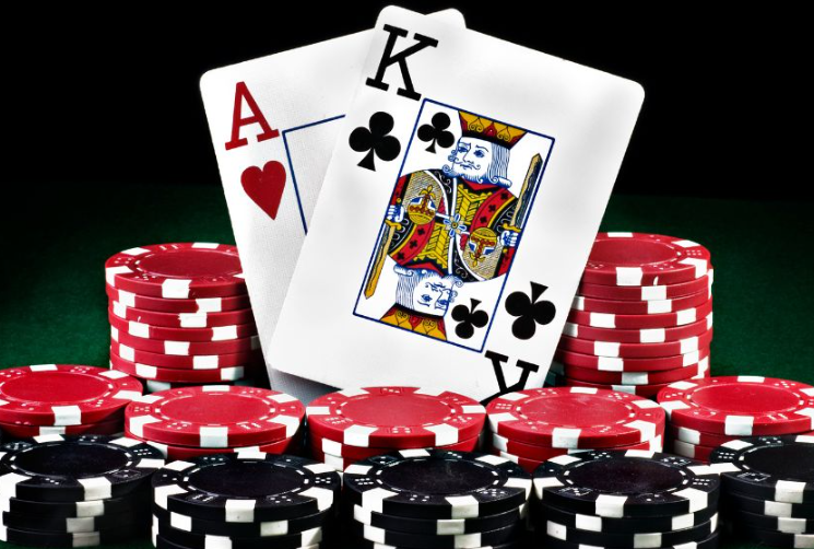 Does playing poker online first make it simpler to learn the game?
